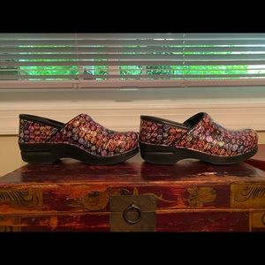 size 38 multi color dansko